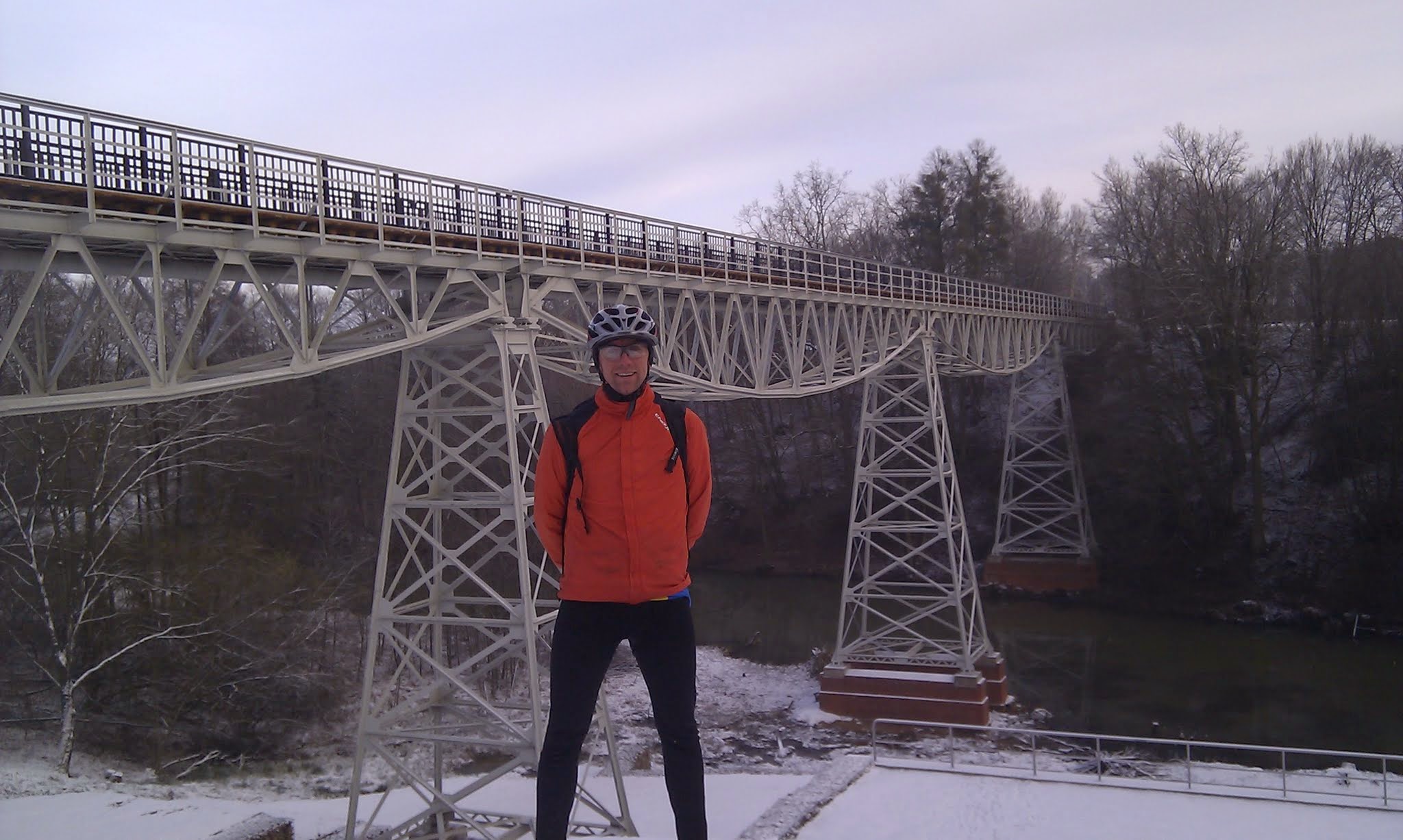 Koronowo - na tle dawnego mostu kolei wąskotorowej. Obecnie most rowerowo-pieszy nad Brdą. Fot. Krzysztof Weiss